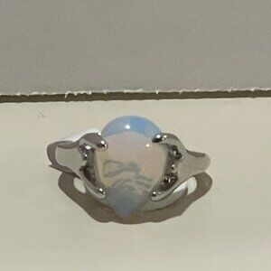 Elegant Silver and Opalescent Ring​